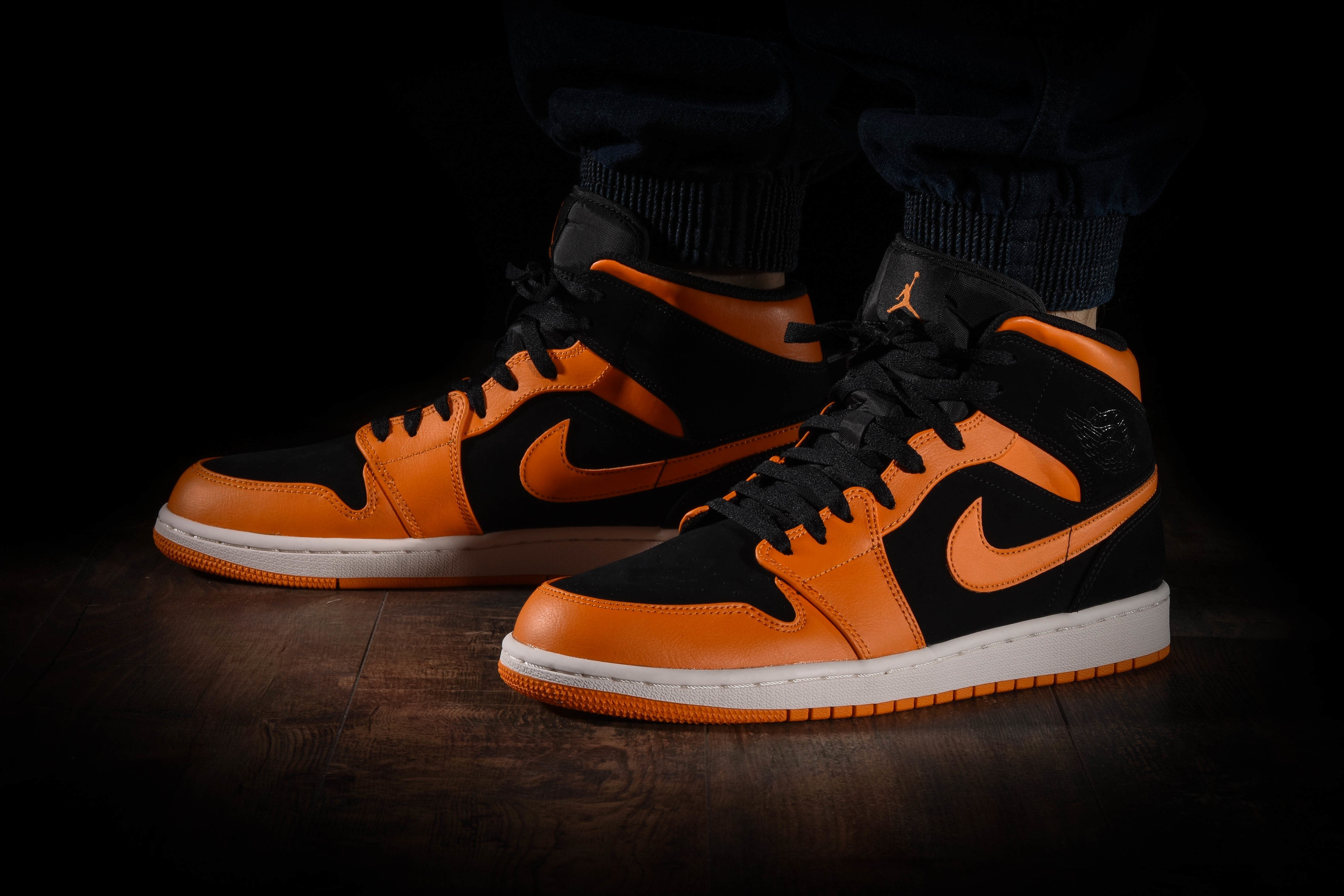 NIKE AIR JORDAN 1 RETRO MID BLACK ORANGE PEEL