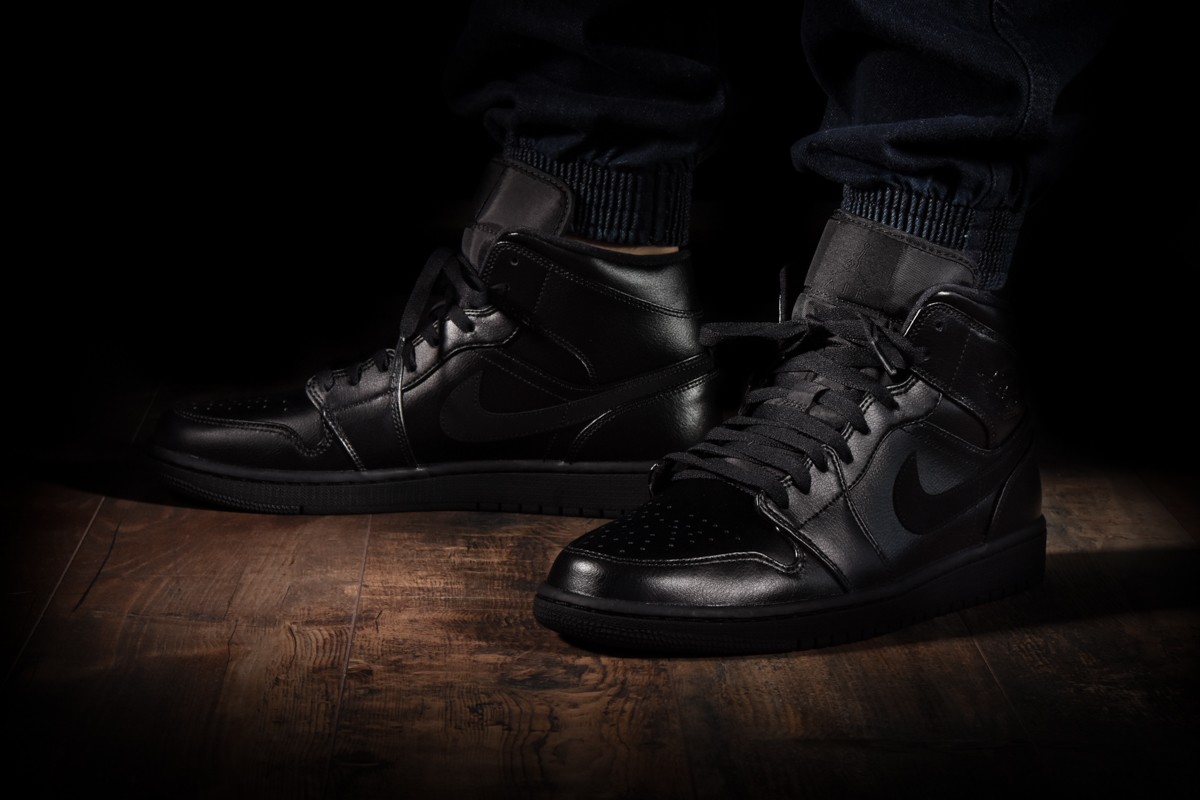 NIKE AIR JORDAN 1 RETRO MID TRIPLE BLACK