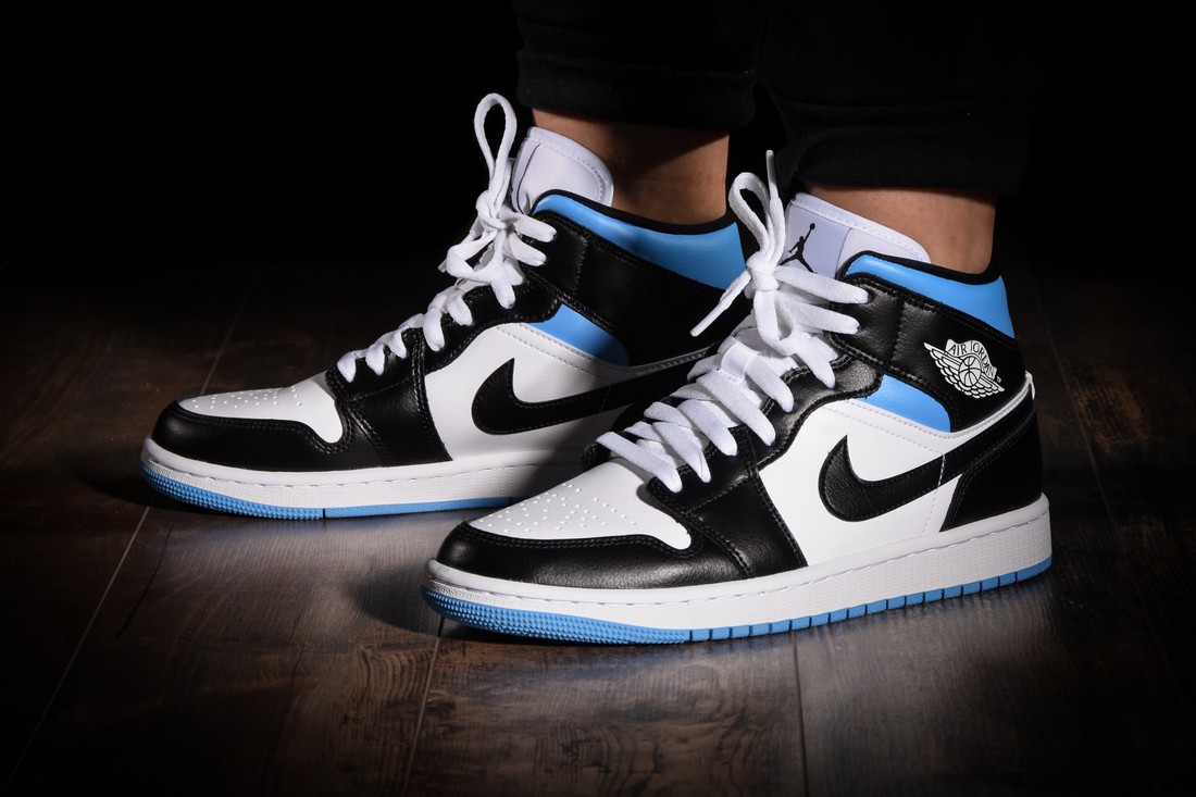 NIKE AIR JORDAN 1 RETRO MID SE WMNS UNIVERSITY BLUE WHITE